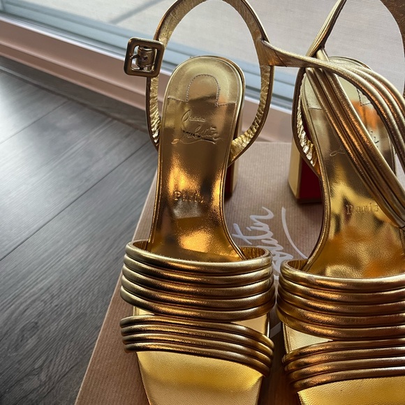 CHRISTIAN LOUBOUTIN
Manola Metallic Sandals size 42 - Picture 14 of 16